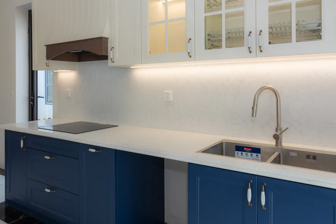 Kitchen with glass-front upper cabinets